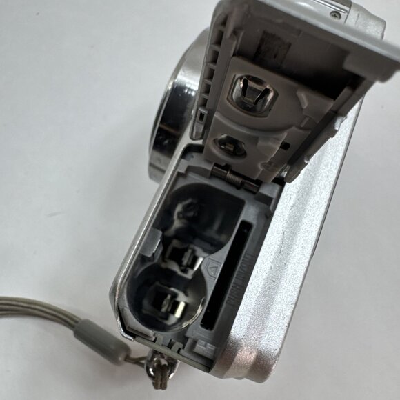 Sony CyberShot DSC-S800 8.1MP Silver Digital Camera For Parts Or Repair *READ* - Picture 4 of 5